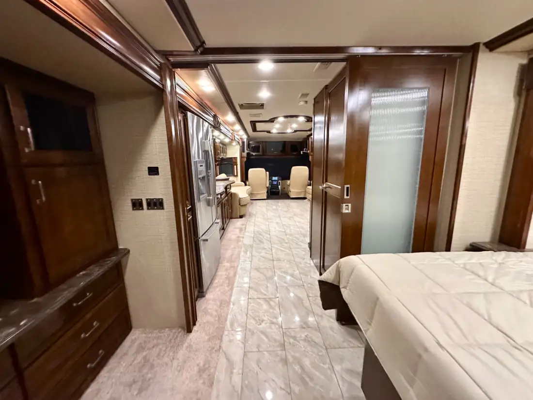 2015 Fleetwood American Revolution LE 42T Motorcoach image