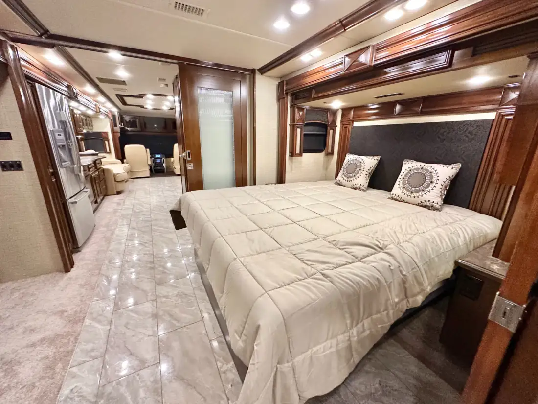 2015 Fleetwood American Revolution LE 42T Motorcoach image