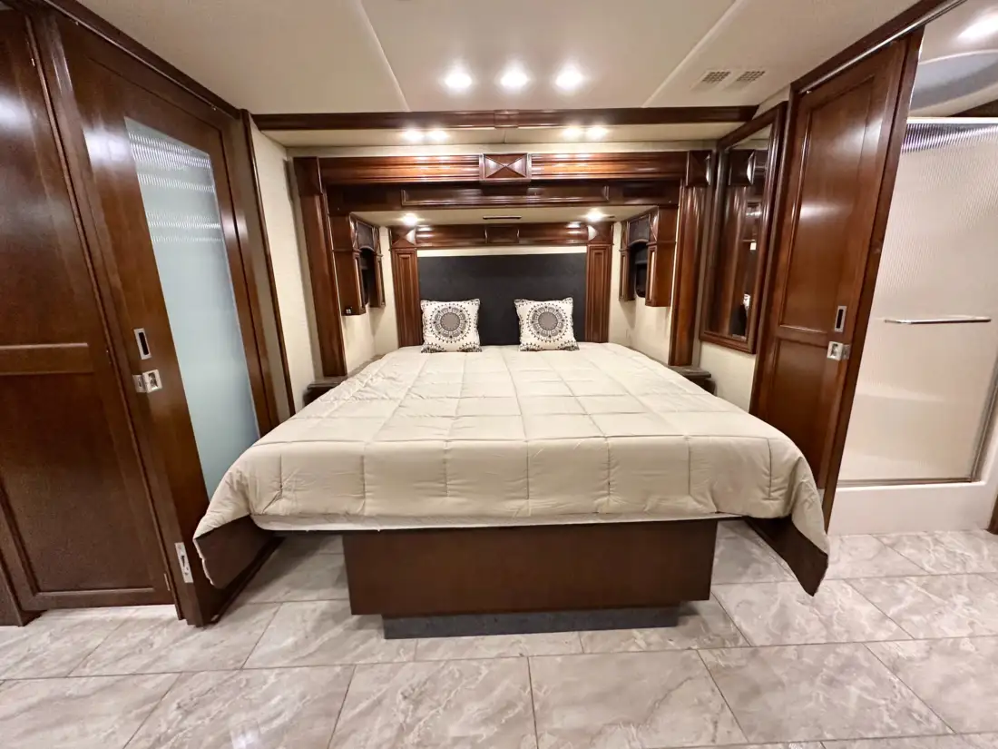 2015 Fleetwood American Revolution LE 42T Motorcoach image