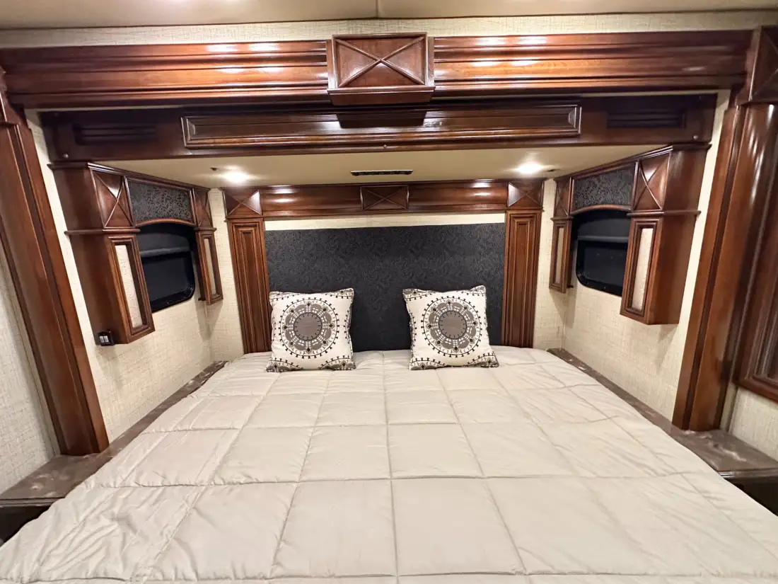 2015 Fleetwood American Revolution LE 42T Motorcoach image