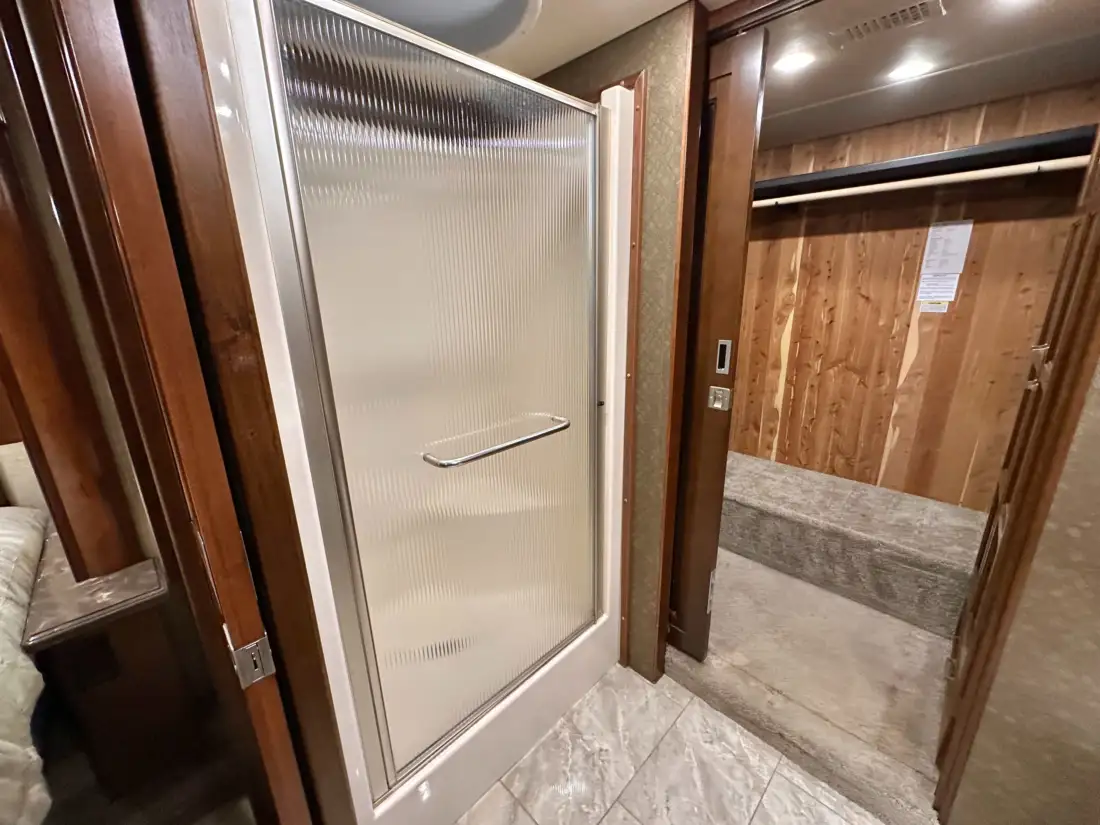 2015 Fleetwood American Revolution LE 42T Motorcoach image